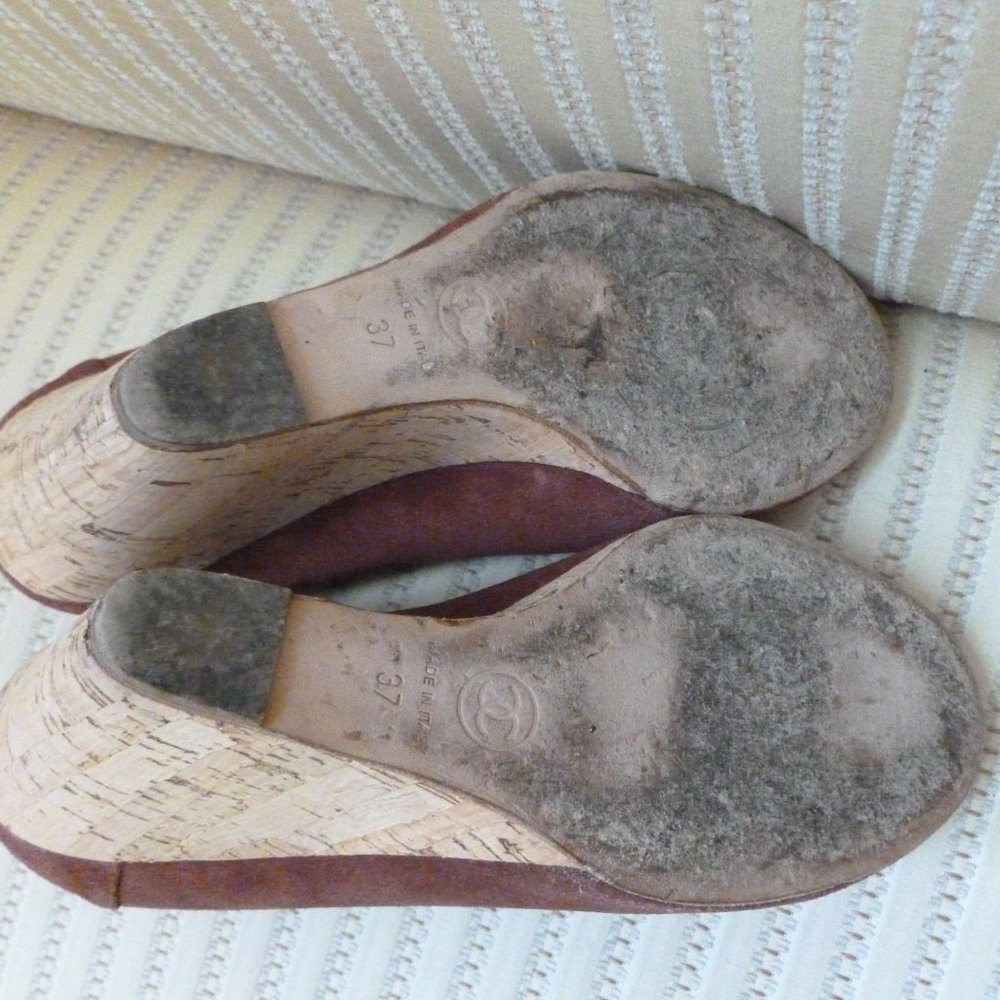 Chanel CC Logo Coin Suede Wedge Pumps - Picture 9 of 9